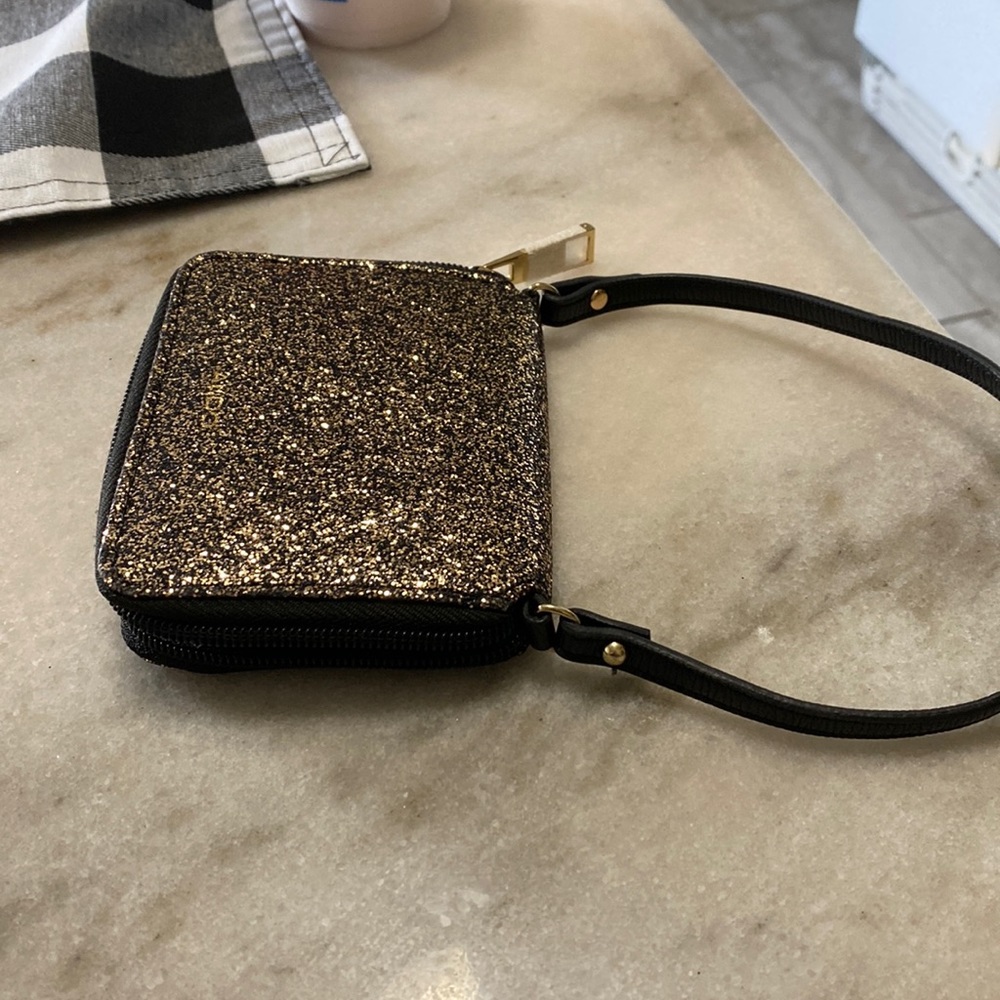 Aldo Wallet .. pequeña cartera muy bonita brilla color negro con dorado ..